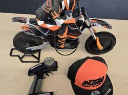  Ferngesteuertes_Motocross_KTM_mit_Mütze.JPG