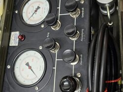  Behältnis_mit_Prüfgerät__Manometer___Druckmessgerät.JPG