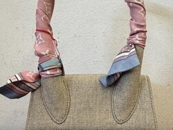 Handtasche_Jacquemus_m._Tuch.jpg