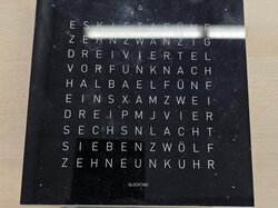  Tischuhr__QLOCKTWO__schwarz__m._Ständer.JPG