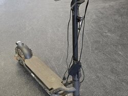 E-Scooter__Navee__m._Netzteil.JPG