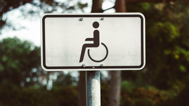  Kleines Hinweisschild für Behindertenparkplatz