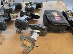 versch._Akku-Schrauber__Laser_u._Akkus__Makita.JPG