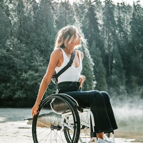 Eine Frau sitzt im Rollstuhl