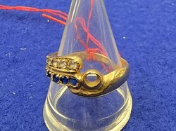  Ring__14_K_GG__mit_weißen_und_blauen_Farbsteinen.JPG
