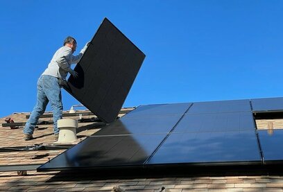  Arbeiter installiert Photovoltaik-Anlage auf Wohnhausdach