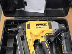  DeWalt__Nagler__m._2_Akkus_und_Ladegerät.JPG