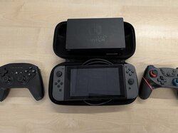  Nintendo_Switch_1_m._2_Controllern.jpg