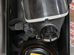 Behältnis_mit_Schutzmasken_und_div._kleinen_Behältern.JPG