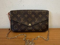  Pochette_Louis_Vuitton.jpg