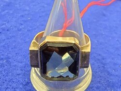  Ring__8_K_Gelbgold_mit_grünem_Farbstein.JPG