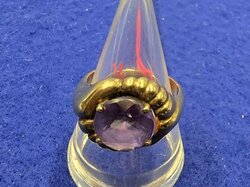  Ring_mit_violettem_Farbstein__8_K_Gelbgold.JPG