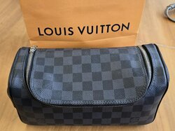 Sanitärtasche__Louis_Vuitton__m._Karton.JPG