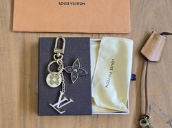 Schlüsselanhänger_u._Schloss__Louis_Vuitton__m._Karton.JPG