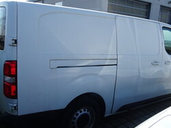 Opel_Vivaro_Heck-_Seitenansicht.JPG