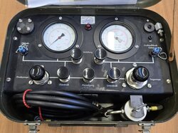  Prüfgerät_Manometer.JPG