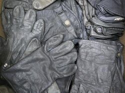  Behältnis_mit_Handschuhen.JPG